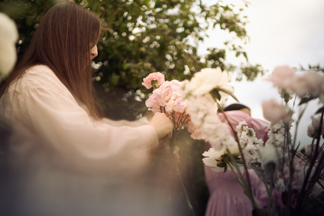 현미밥, 생선, 채소가 균형 있게 담긴 건강한 식단 접시와 물 한 잔